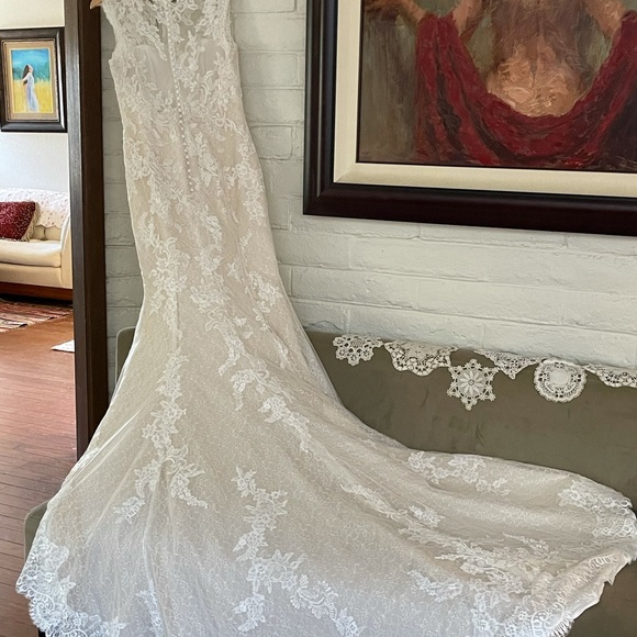 Pronovias ETQ - VESTIDO Elegant Mermaid gown crafted in rich Beautiful lace. - Picture 12 of 15